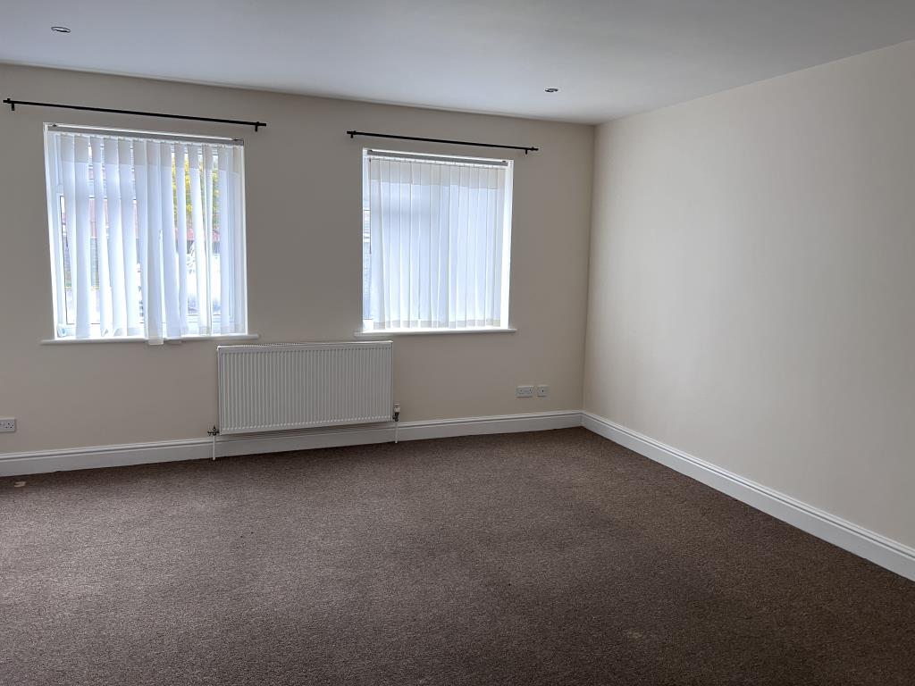 Lot: 139 - THREE-BEDROOM GROUND FLOOR MAISONETTE FOR INVESTMENT OR OCCUPATION - Living room looking out to communal car park